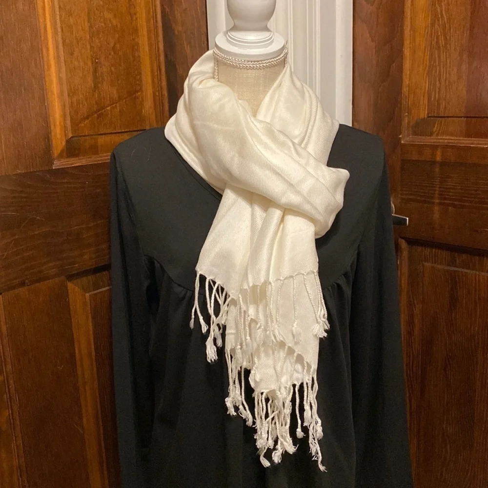 Off white casual scarf/wrap with fringe size 74X28
